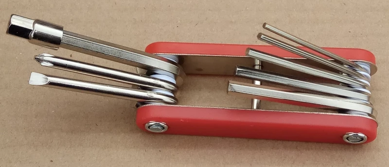 Шестигранники набор в ноже KMS 6 штук+2 отвертки,головка для снятия рулевой