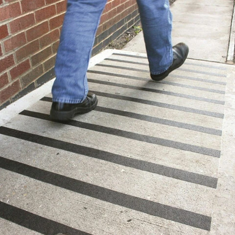 Клейкая ПРОТИВОСКОЛЬЗЯЩАЯ зернистая лента 25 мм х 5 м, ЧЕРНАЯ, основа ПВХ,