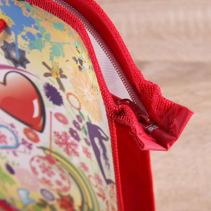 Папка детская с ручками А4 пласт. с рисунком на молнии Модный коллаж