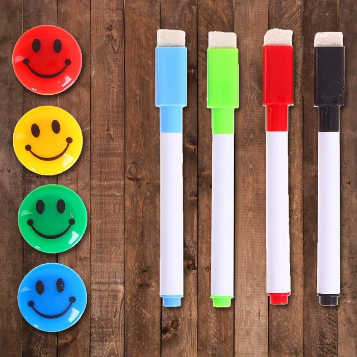 Маркеры цветные на водной основе со стиралкой 4 шт. + 4 магнита Маркеры цветные на водной основе со стиралкой 4 шт. + 4 магнита