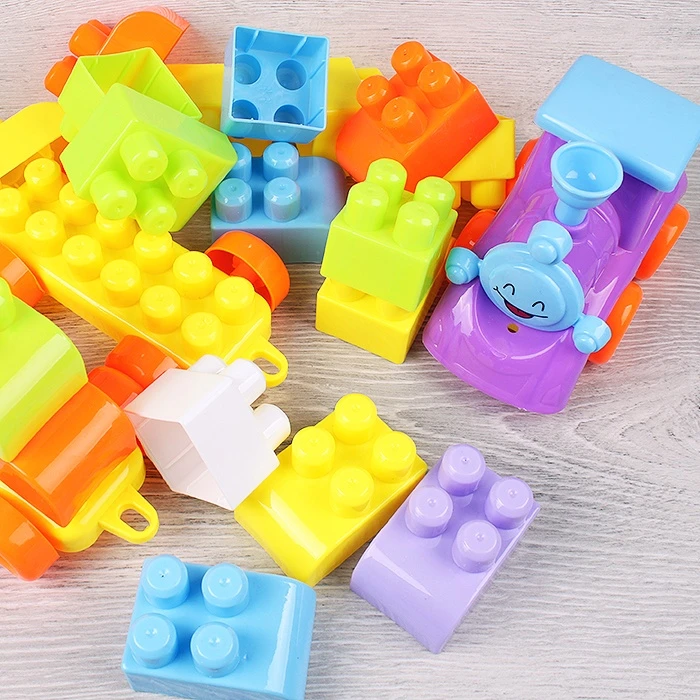 Конструктор 100 деталей в п/э на замке с ручкой