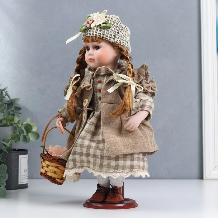 Кукла коллекционная керамика "София в песочном пальто, платье в