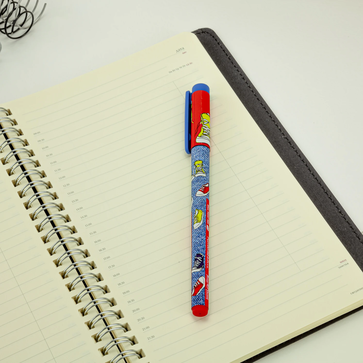 РУЧКА "FunWrite. Кеды разноцветные" ШАРИКОВАЯ 0.5 ММ, СИНЯЯ