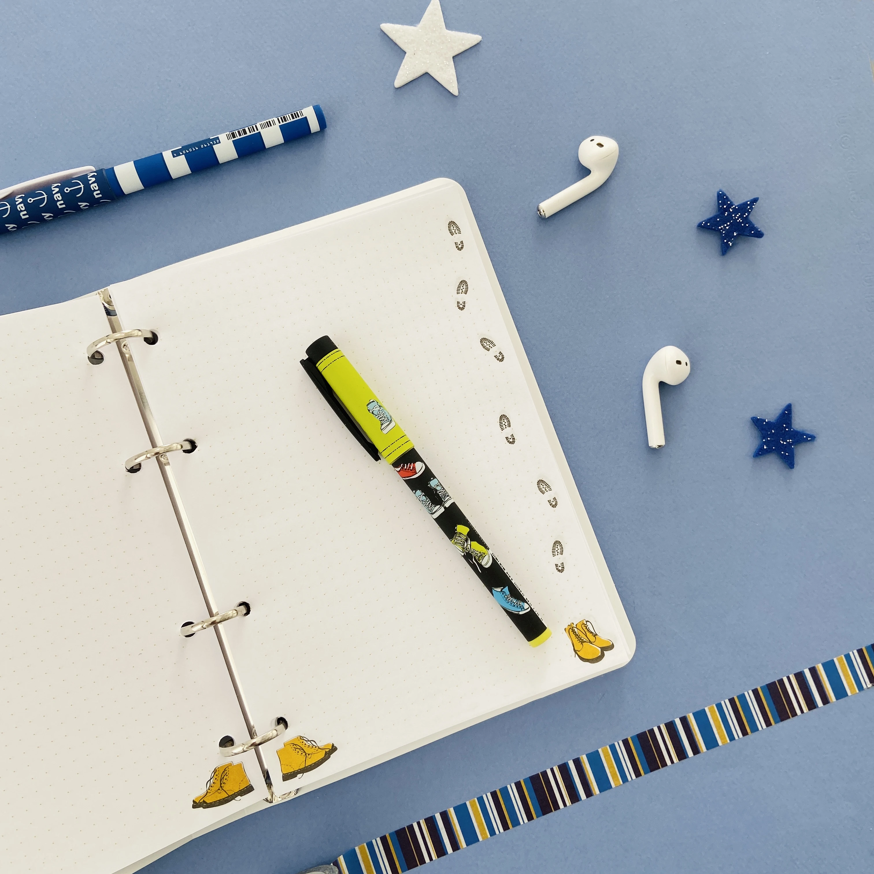 ТЕТРАДЬ НА КОЛЬЦАХ СО СМЕН. БЛОКОМ 80Л. "КЕДЫ СИНИЕ"