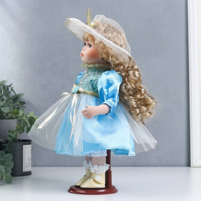 Кукла коллекционная керамика "Наташа в нежно-голубом платье в шляпке"