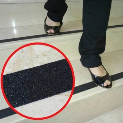 Клейкая ПРОТИВОСКОЛЬЗЯЩАЯ зернистая лента 25 мм х 5 м, ЧЕРНАЯ, основа ПВХ,