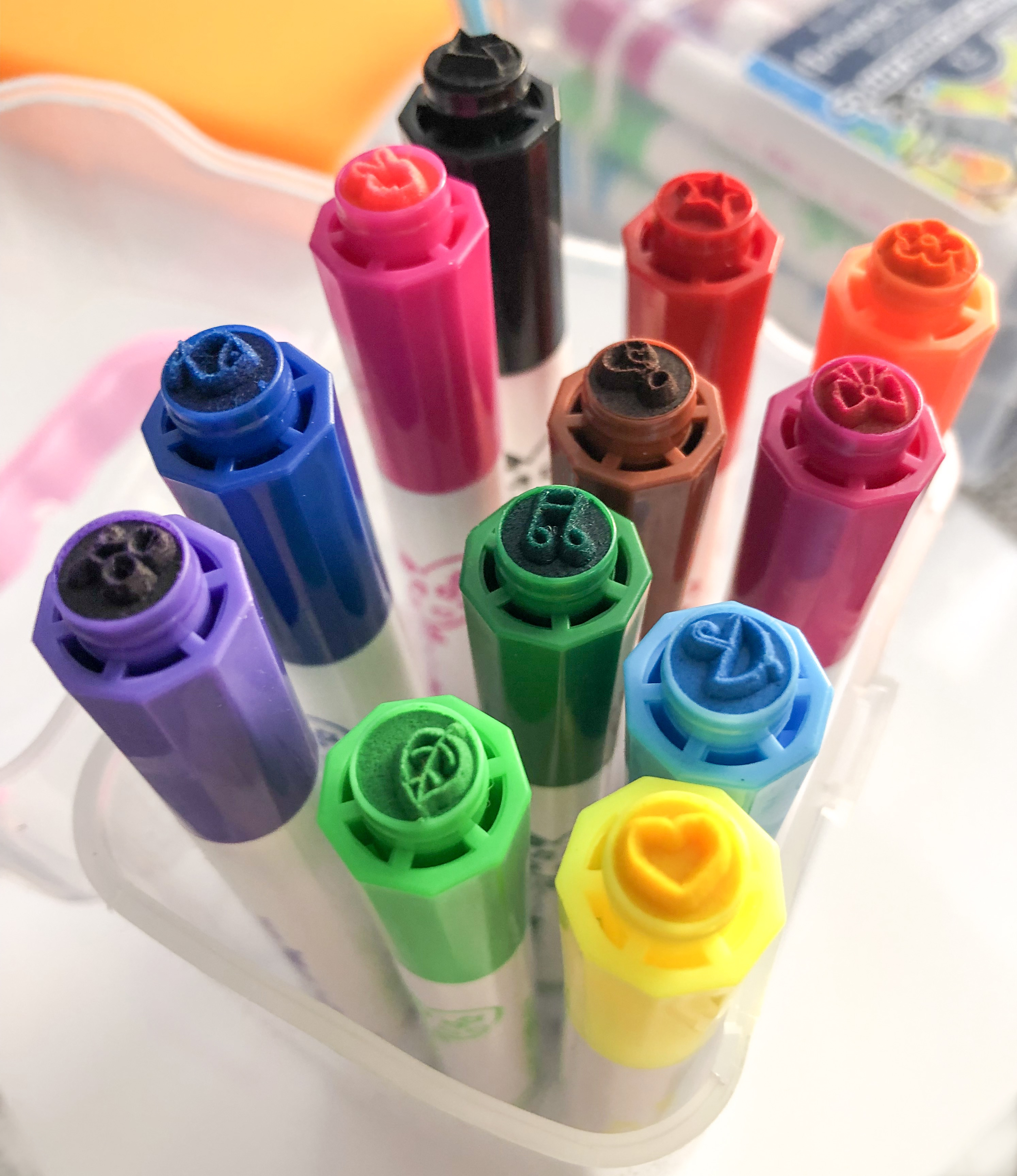 ФЛОМАСТЕРЫ-ШТАМПИКИ "FUNCOLOR" 12 ЦВ. В ПЛАСТИКОВОМ ПЕНАЛЕ 2 ВИДА